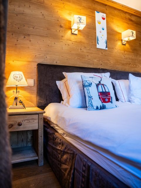 L’Hôtel Les Monts Charvin 🔑 19 chambres, 19 façons de se sentir chez soi 🤍Un refuge intime au cœur des Alpes 🏔️ #LesMontsCharvin #Courchevel1850 #HotelRoom #CozyRoom #MountainEscape #CharmingHotel #AlpineChic #SkiHoliday #CourchevelStay #FrenchAlpsRetreat