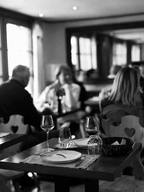 Bienvenue « Chez Maurice », le nouveau restaurant de l’hôtel Les Monts Charvin, réservé à la clientèle de l’hôtel. De 19h à 21h, découvrez une carte simple aux plats et desserts faits maison, avec vue sur la station illuminée. Bon appétit !Réservation directement auprès de la réception ou via notre site, rubrique Restaurant.😋 Welcome to “Chez Maurice,” the new restaurant at Les Monts Charvin hotel, reserved exclusively for hotel guests. From 7:00 p.m. to 9:00 p.m., discover a simple menu featuring homemade dishes and desserts, with a view over the illuminated resort.Bon appétit !Booking directly with the reception desk or on our website.