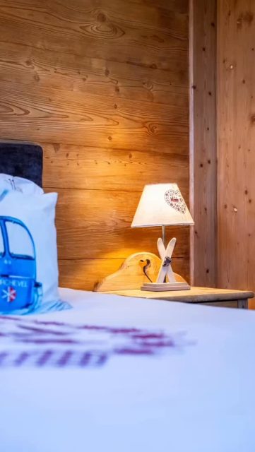 Le froid dehors.La douceur dedans.Bienvenue à l’Hôtel Les Monts Charvin !❄️🔥The cold outside. Warmth inside.Welcome to Hotel Les Monts Charvin !