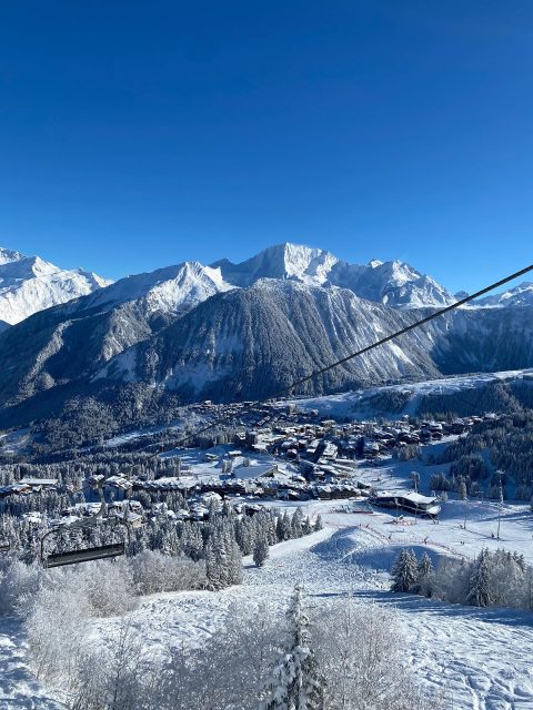 Au cœur du village et à deux pas des pistes, saurez-vous repérer l’hôtel Les Monts Charvin !? 🏩🏔️⛷️In the heart of the village and only a stone’s throw from the slopes—can you spot the Hôtel Les Monts Charvin!?